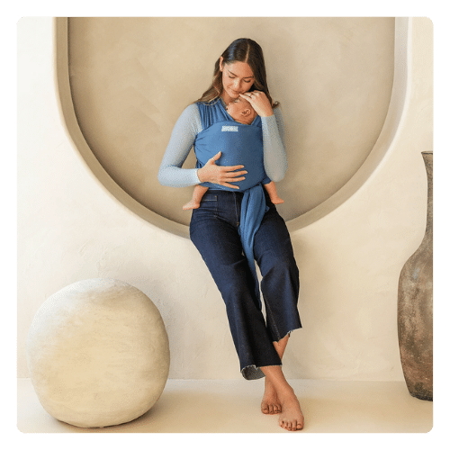 mama abrazando amorosamente a su bebe en un contacto estrecho en fular portabebes elastico Moby Wrap Classic